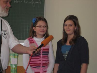 Alina (li) und Julie performen live!